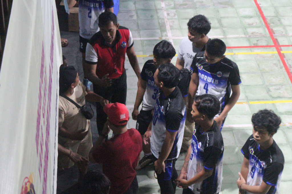 Pertandingan Bola Voli Banjar Tuka Vs Banjar Kung serangkaian Porsenides Dalung Tahun 2024